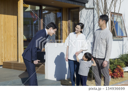 住宅展示場を案内する営業マン 134936699