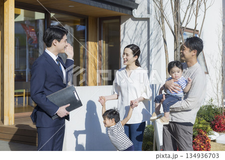 住宅展示場を案内する営業マン 住宅展示場を案内する営業マン 134936703