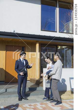 住宅展示場を案内する営業マン 住宅展示場を案内する営業マン 134936704