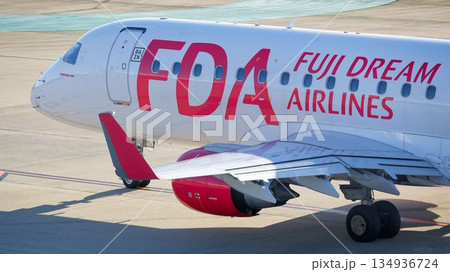 フジドリームエアラインズ(FDA)の旅客機エンブラエル175 134936724