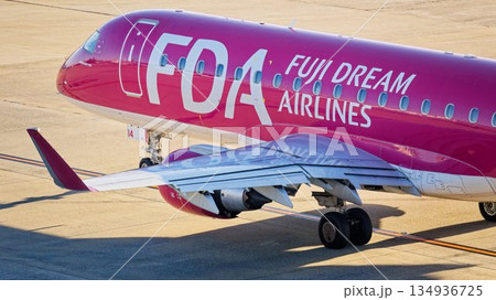 フジドリームエアラインズ(FDA)の旅客機エンブラエル175 134936725