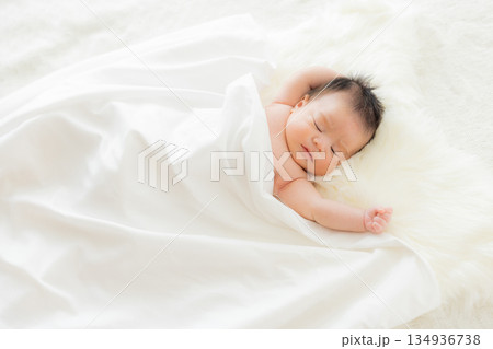 ベッドで寝ている赤ちゃん ベッドで寝ている赤ちゃん 134936738