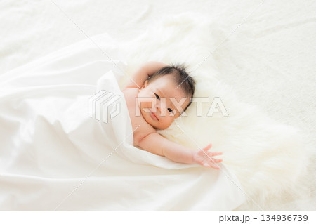 ベッドで寝ている赤ちゃん 134936739