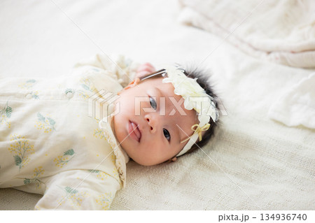 ベッドで寝ている赤ちゃん　 134936740