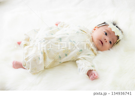 ベッドで寝ている赤ちゃん　 134936741