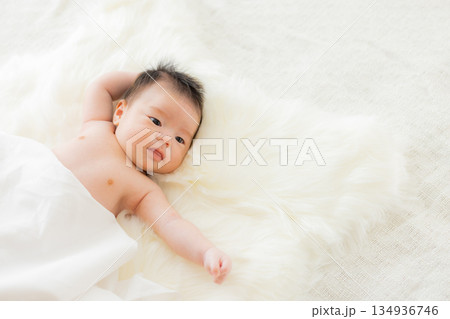 ベッドで寝ている赤ちゃん ベッドで寝ている赤ちゃん 134936746