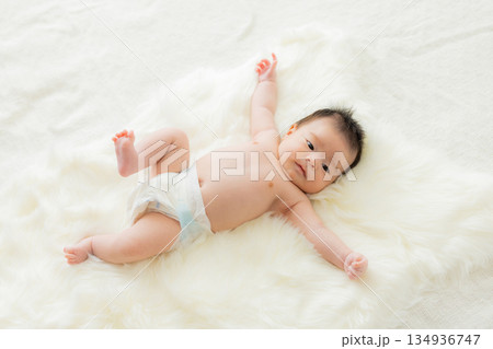 ベッドで寝ている赤ちゃん 134936747
