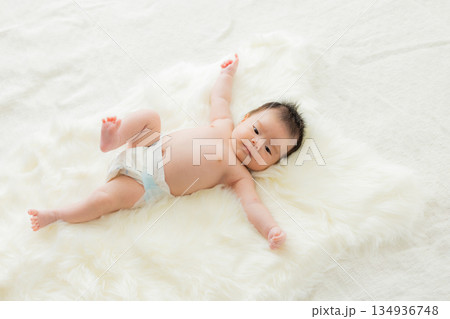 ベッドで寝ている赤ちゃん 134936748