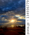 雲の隙間から出た日の出 134936779