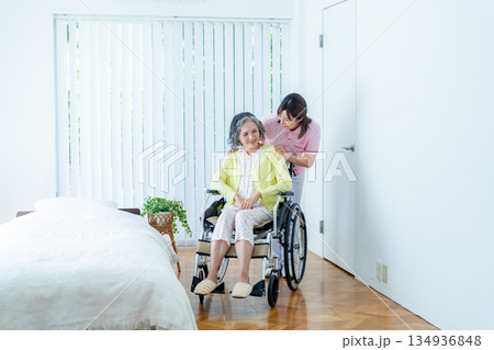 介護施設で暮らすシニア女性と介護士 134936848