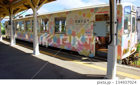 山形鉄道(フラワー長井線)の風景 今泉駅(レールバス気動車) 山形鉄道(フラワー長井線)の風景 今泉駅(レールバス気動車) 134937024