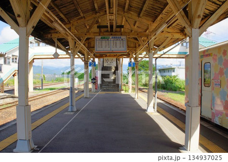 山形鉄道(フラワー長井線)の風景 今泉駅(レールバス気動車) 山形鉄道(フラワー長井線)の風景 今泉駅(レールバス気動車) 134937025