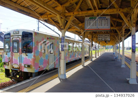 山形鉄道(フラワー長井線)の風景 今泉駅(レールバス気動車) 山形鉄道(フラワー長井線)の風景 今泉駅(レールバス気動車) 134937026