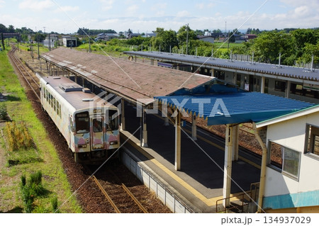 山形鉄道（フラワー長井線）の風景　今泉駅（レールバス気動車） 134937029