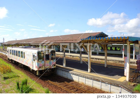 山形鉄道（フラワー長井線）の風景　今泉駅（レールバス気動車） 134937030