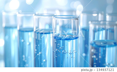 液体の気泡が浮かぶ試験管とガラスの美しい科学的構図 134937121