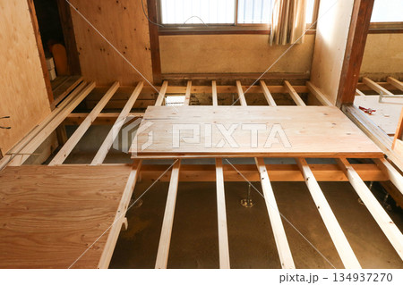 おおびき(大引き)の上にねだ(根太)を取り付けている 134937270