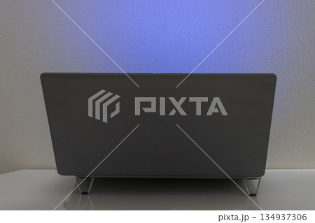 サイバーセキュリティをイメージした深夜のコンピューター サイバーセキュリティをイメージした深夜のコンピューター 134937306