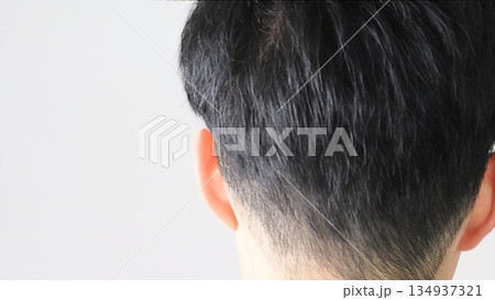 髪を切ったばかりの日本人男性の後ろ姿 髪を切ったばかりの日本人男性の後ろ姿 134937321