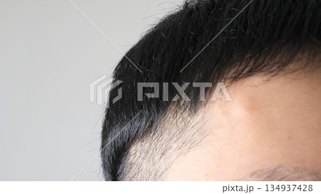 ツーブロックの男性のクローズアップ ツーブロックの男性のクローズアップ 134937428