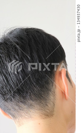 髪を切ったばかりの日本人男性の後ろ姿 髪を切ったばかりの日本人男性の後ろ姿 134937430