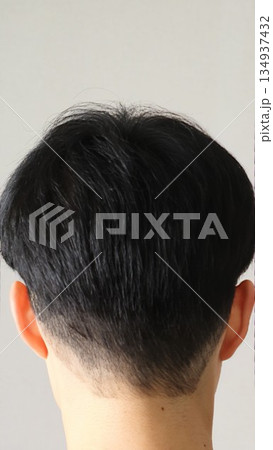 髪を切ったばかりの日本人男性の後ろ姿 髪を切ったばかりの日本人男性の後ろ姿 134937432