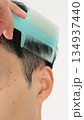 髪を梳かす日本人男性 134937440