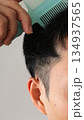 髪を梳かす日本人男性 134937565