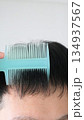 髪を梳かす薄毛の日本人男性 134937567