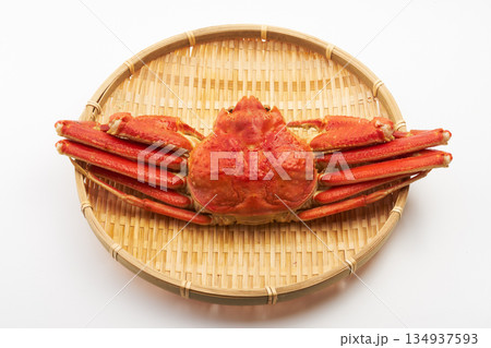 茹でたズワイガニを白背景で 134937593