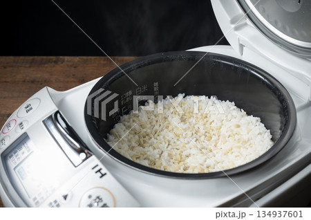 炊き立てのもち麦ごはん　炊飯器 134937601