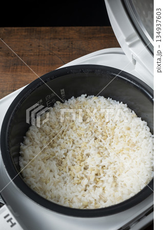 炊き立てのもち麦ごはん　炊飯器 134937603
