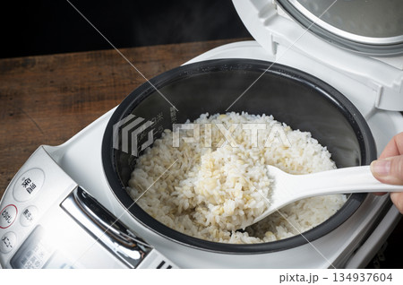 炊き立てのもち麦ごはん　炊飯器 134937604