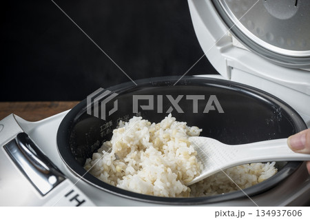 炊き立てのもち麦ごはん 炊飯器 炊き立てのもち麦ごはん 炊飯器 134937606