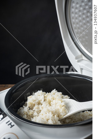 炊き立てのもち麦ごはん　炊飯器 134937607