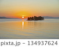 松江市から見た宍道湖の夕日 134937624