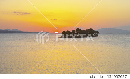 松江市から見た宍道湖の夕日 松江市から見た宍道湖の夕日 134937627