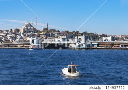 トルコイスタンブールのモスクとガラタ橋 134937722