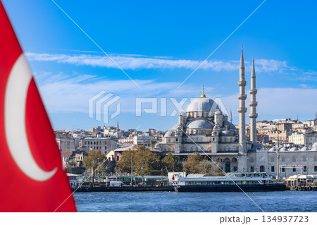 トルコイスタンブールのモスクとトルコ国旗 トルコイスタンブールのモスクとトルコ国旗 134937723