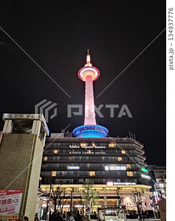 夜の京都駅と京都タワー 夜の京都駅と京都タワー 134937776
