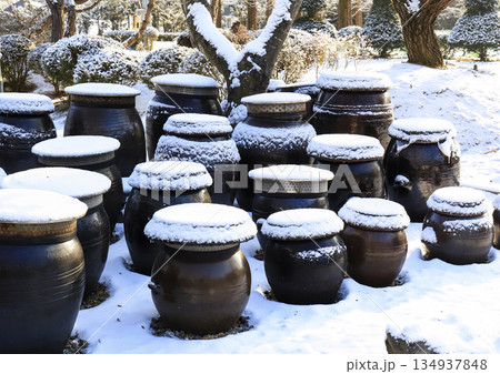 Jangdokdae is a place where jars for making soy sauce, soybean paste, red pepper paste are gathered. Jangdokdae is a place where jars for making soy sauce, soybean paste, red pepper paste are gathered. 134937848