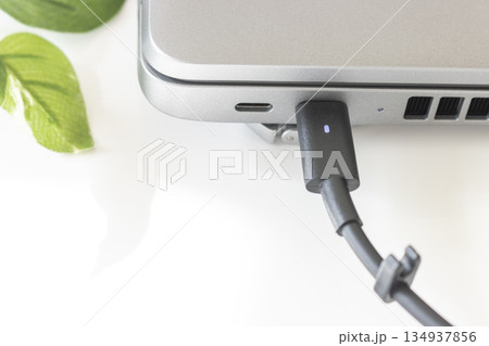 ノートパソコンを充電しているイメージ(USB-C) ノートパソコンを充電しているイメージ(USB-C) 134937856