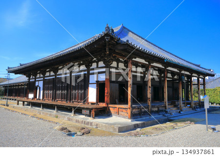 【奈良県】晴天の元興寺の極楽坊本堂 【奈良県】晴天の元興寺の極楽坊本堂 134937861