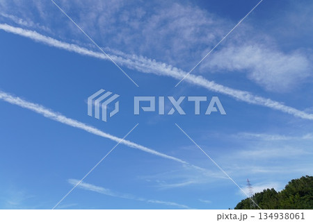 青空を横切る飛行浮雲 青空を横切る飛行浮雲 134938061