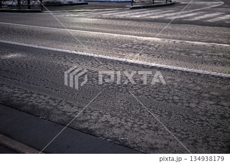 凍結した路面 134938179