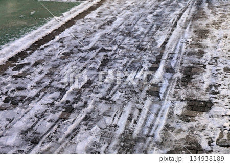 凍結した路面 凍結した路面 134938189
