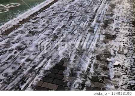 凍結した路面 凍結した路面 134938190
