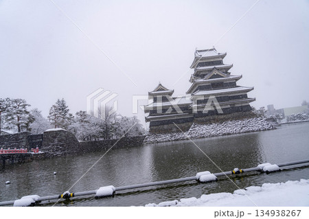 【お城素材】雪の降る冬の松本城【長野県】 【お城素材】雪の降る冬の松本城【長野県】 134938267