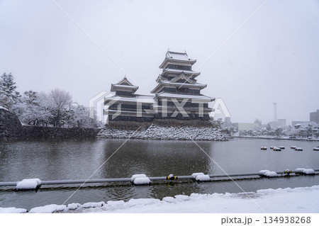 【お城素材】雪の降る冬の松本城【長野県】 134938268