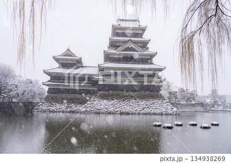 【お城素材】雪の降る冬の松本城【長野県】 134938269
